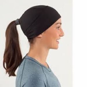 lululemon beanie with ponytail hole